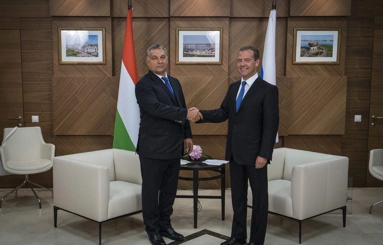 Orbán Viktor átvette a FINA-zászlót Kazanyban
