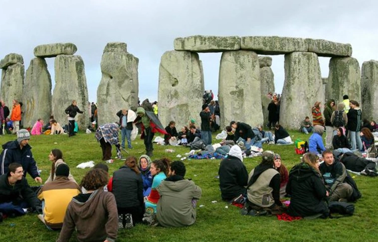 Tízezrek ünnepelték Stonehenge ősi köveinél a nyári napfordulót