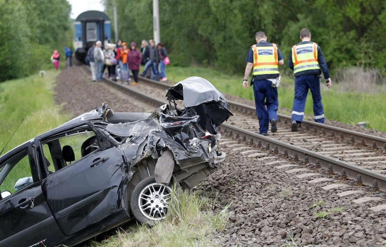 Negyven méteren át tolta maga előtt a vonat az autót, két súlyos sérült