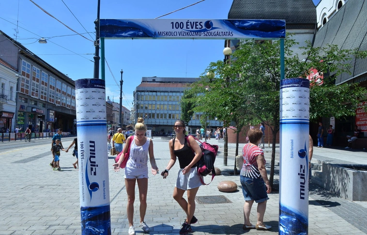 Párakapuk alatt hűthetik le magukat a miskolciak