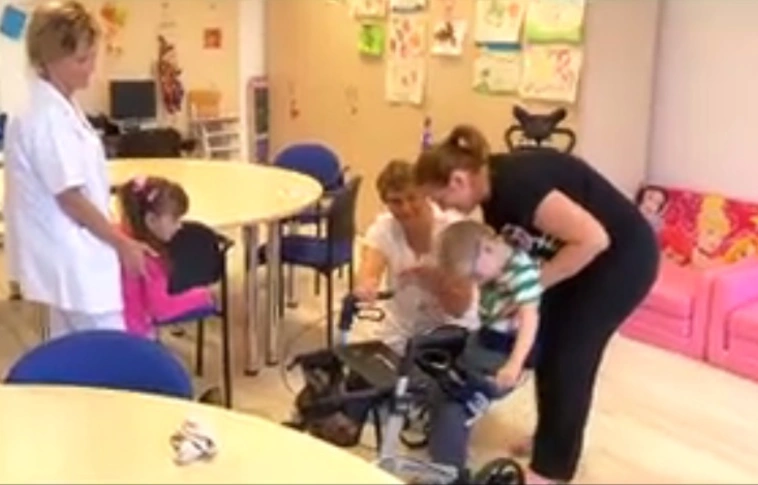 Pénzt, játékokat és a beteg gyerekek mozgását segítő eszközöket kapott a GYEK