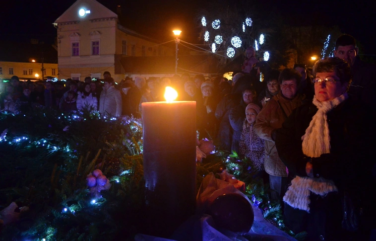 Advent első vasárnapján meggyújtották a hit gyertyáját a Szent István téren