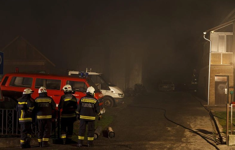 Autók, gépek semmisültek meg egy leégett autójavító műhelyben