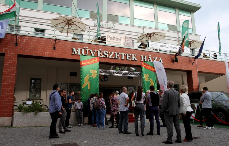 Közösségek és személyiségek – Roma-kép a CineFesten