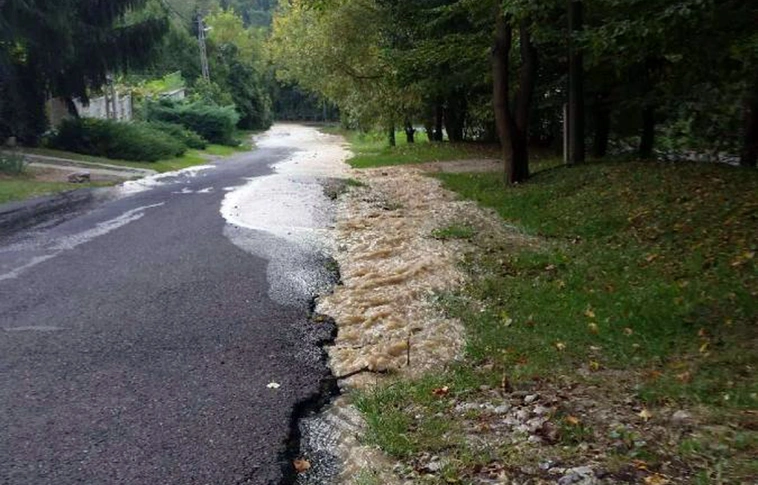 Csőtörés történt Miskolctapolcán, az Iglói utcában