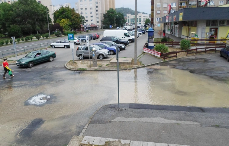 Csőtörés történt a Vörösmarty utcánál, a szakemberek már dolgoznak a hiba elhárításán
