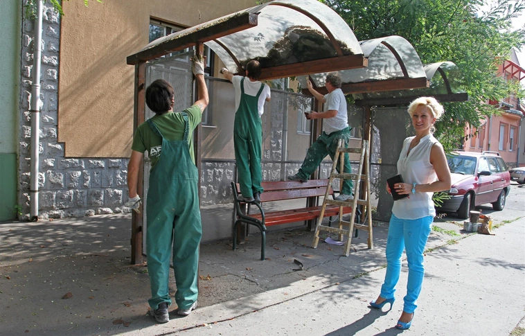 Buszmegállót újítottak fel a Csabai kapuban és a Szilágyi Dezső utcában