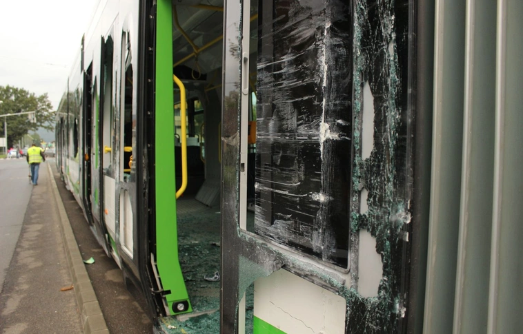 Nyerges vontató és villamos ütközött a Kiliánban, több milliós a kár