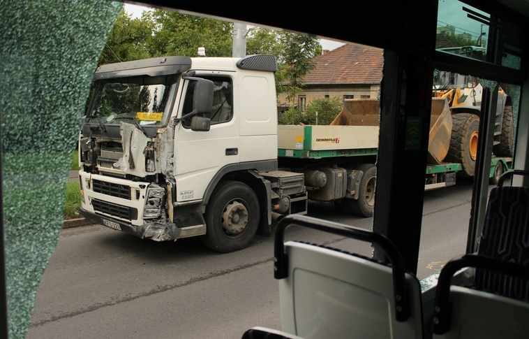 Elismerte felelősségét a nyerges vontató sofőrje