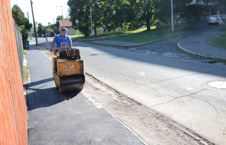 Jobb minőségű járda vezet a diósgyőri kórházhoz
