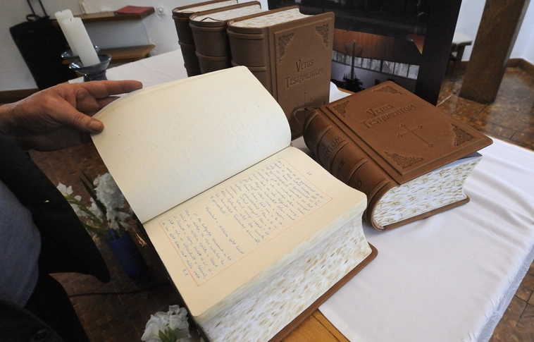 Több mint ötezer oldalas, kézírásos bibliamásolat készült Ferenc pápa számára