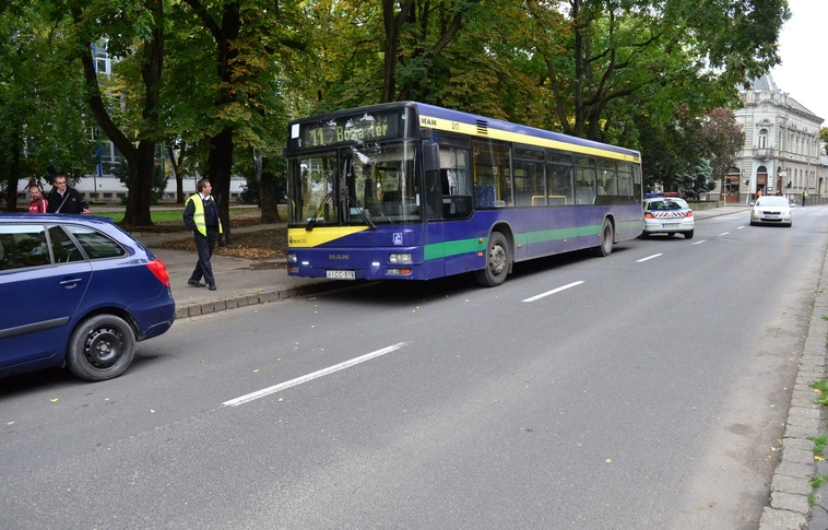 Autóbusz és személygépkocsi koccant össze a Palóczy utcában