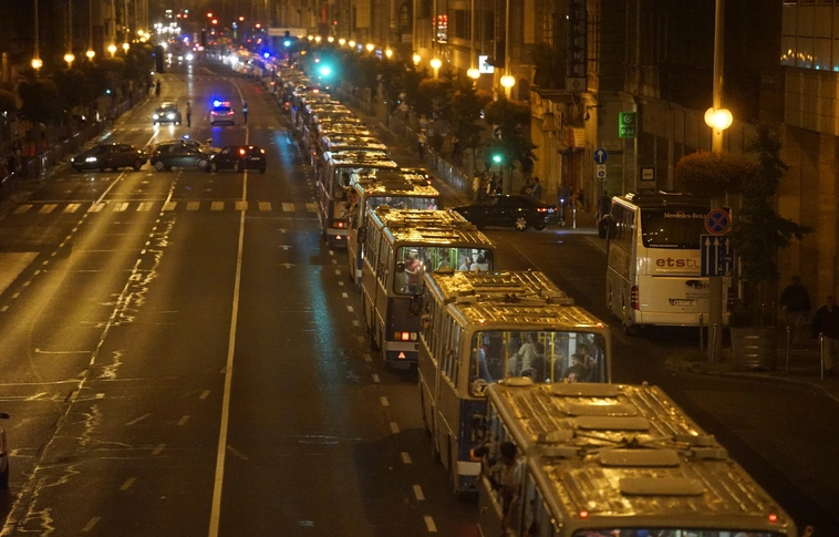 További buszok a határon, újra megtelt a Keleti aluljárója