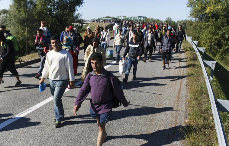 Így néz ki felülről a hömpölygő migránstömeg