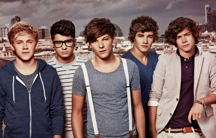Tinilányok százai fogják telesírni a párnájukat: legalább egy év szünetet tart a One Direction