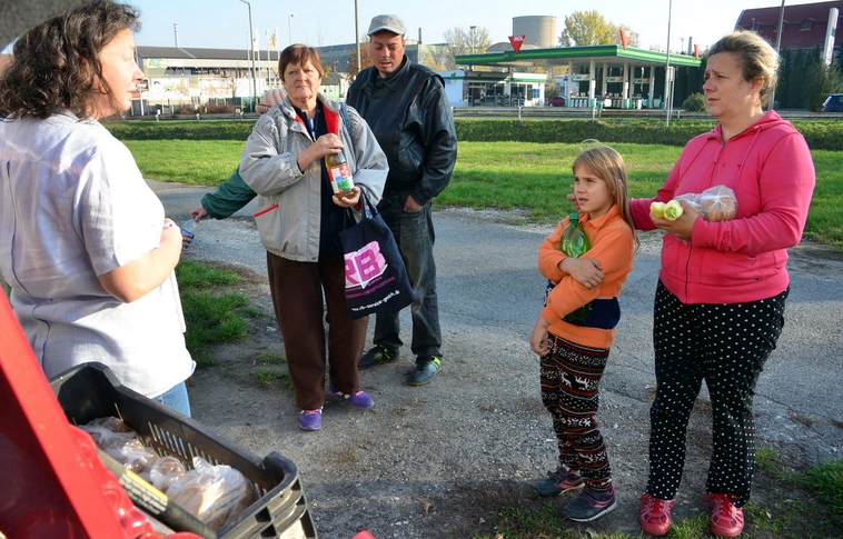 Elindult a teajárat Miskolcon, négy helyszínen osztottak forró italt és ételt a rászorulóknak