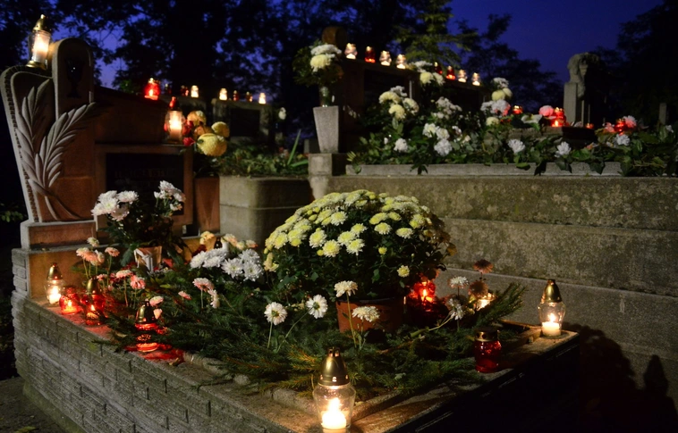 Mindenszentek – virágok, mécsesek a sírokon