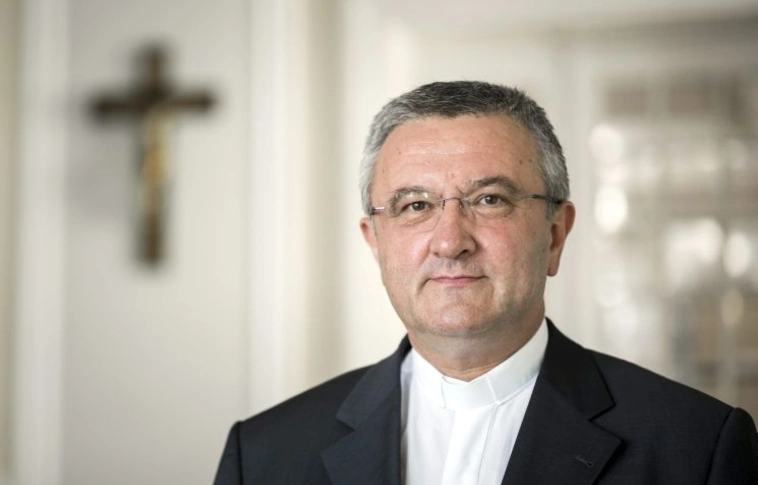 Veres András püspök: a keresztényeknek segíteniük kell az úton lévőket