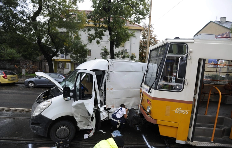 Ilyen, amikor egy villamos és egy kisteherautó karambolozik