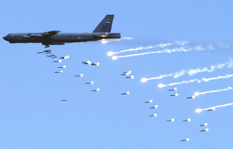 Az Egyesült Államok B-52-es bombázókat küldött Katarba
