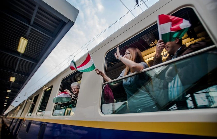Elindult a Boldogasszony zarándokvonat a csíksomlyói búcsúba