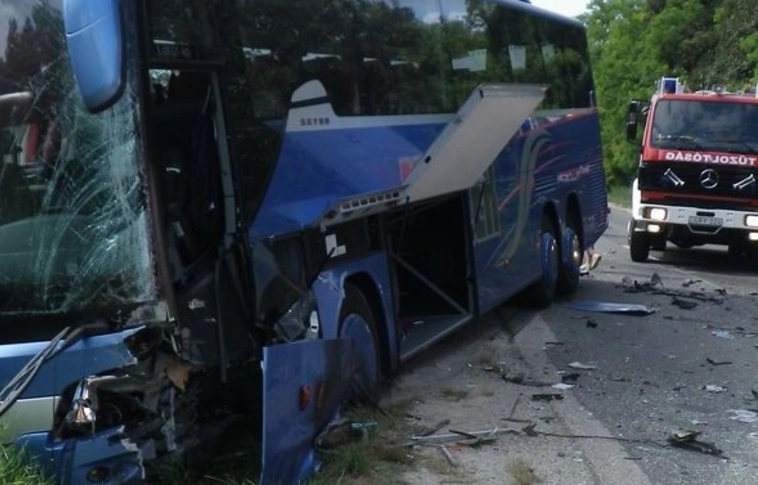 Busz és autó ütközött össze, egy embert meghalt a balesetben