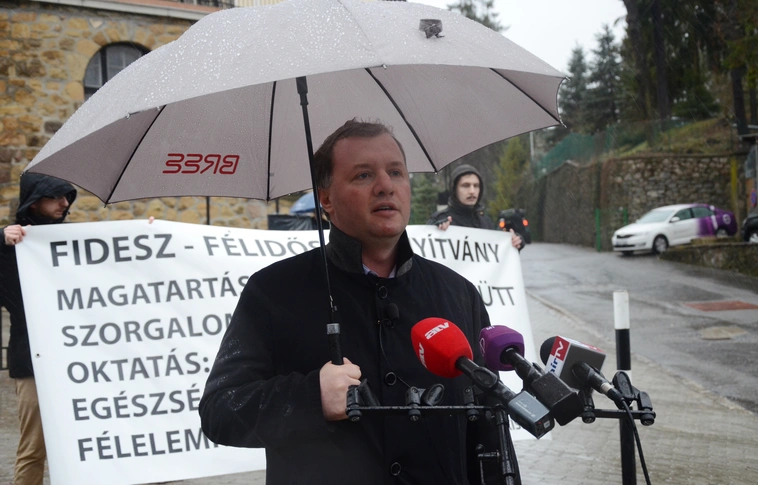 Együtt: azonnal szűnjön meg a KLIK és tegye rendbe az egészségügyet a kormány