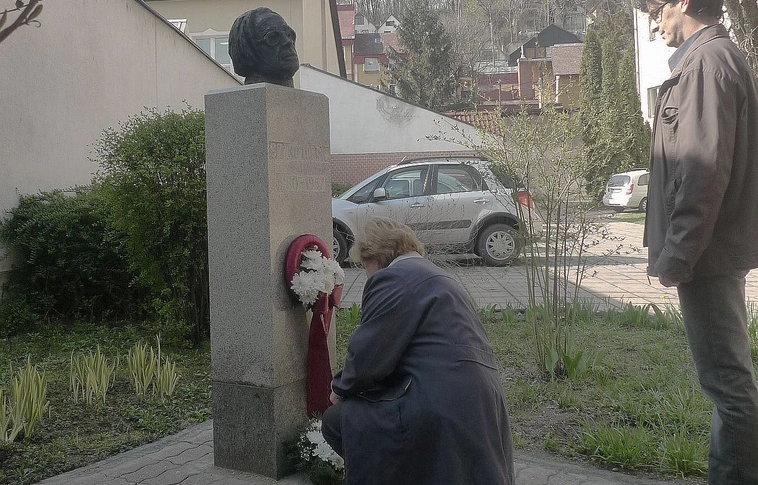 Születésnapi koszorúzás Szabó Lőrinc szobránál