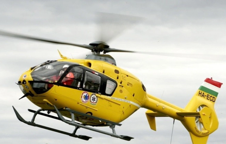 Mentőhelikopter érkezett a sérültért