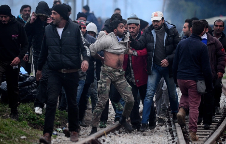 Végighurcolták a menekülttáboron a gyermeket bántalmazó migránst