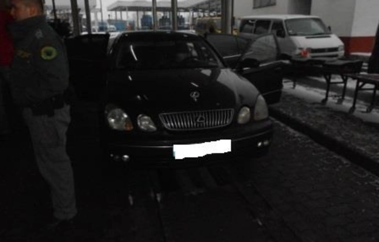 Csempészcigivel bélelt luxusautót foglalt le a NAV