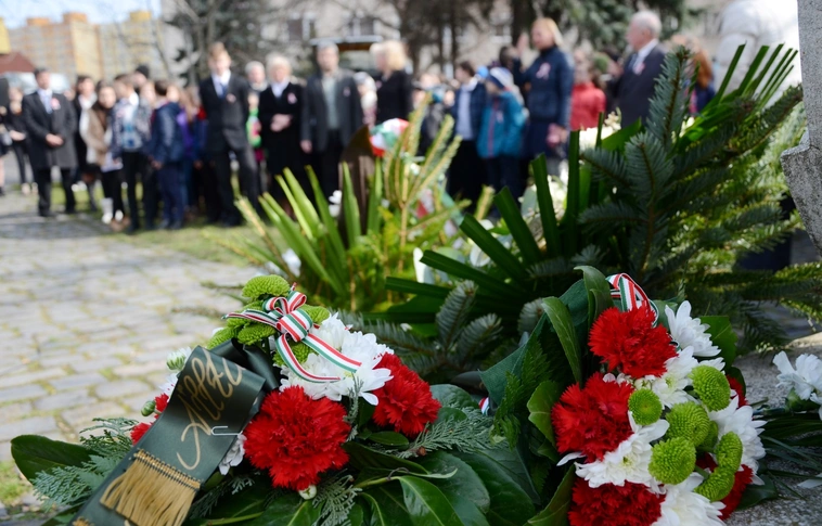 „Nemzetté a közös haza szeretetével válunk” – koszorúzás a Görgey-szobornál