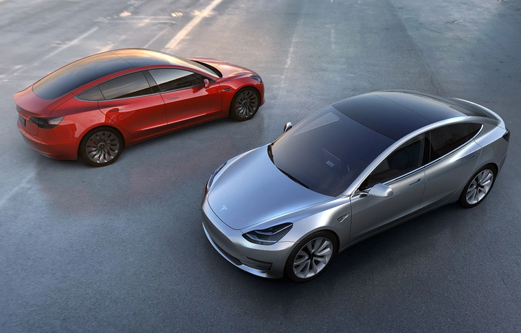 Rekord hatótáv és önvezető mód – Elon Musk bemutatta legújabb autóját