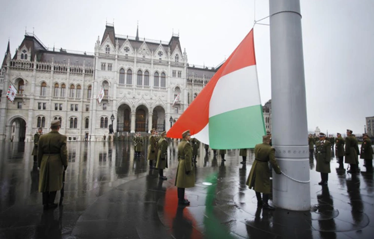 Felvonták a nemzeti lobogót az Országház előtt