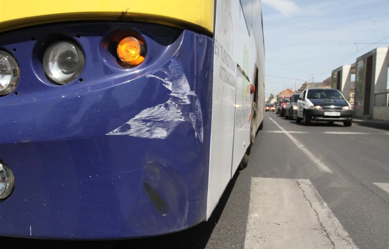 MVK busszal ütközött egy személygépkocsi Miskolcon