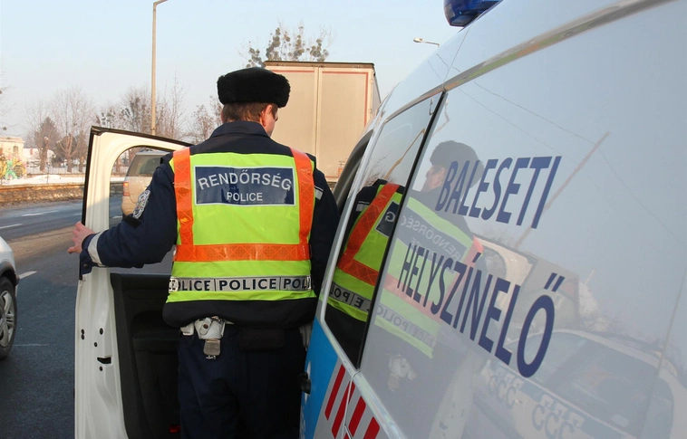 Betegszállítóval ütközött egy személyautó a 26-os úton