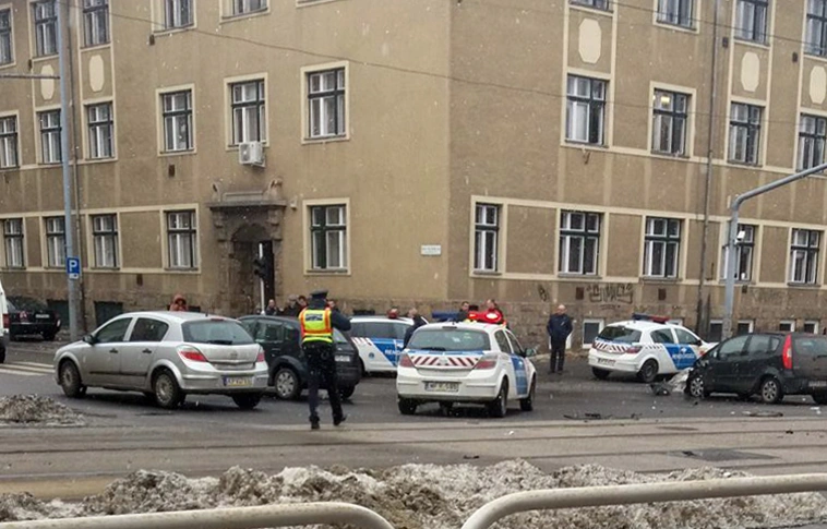 Két autó ütközött a Bajcsy és Soltész utca kereszteződésében
