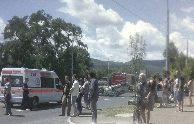 Tetőn landolt egy autó a DVTK stadion előtt