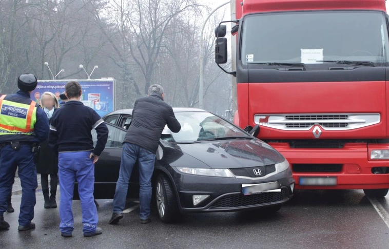 Kamion és öt személyautó ütközött a Szentpéteri kapuban