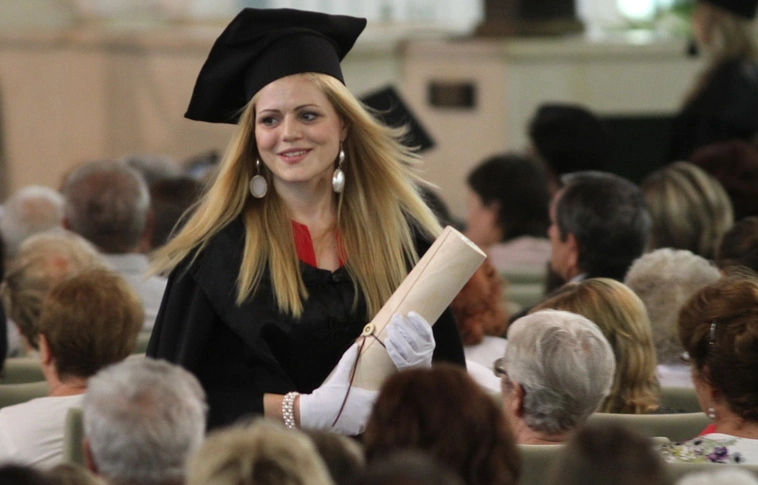 Átvették diplomájukat Miskolcon a végzett jogászok