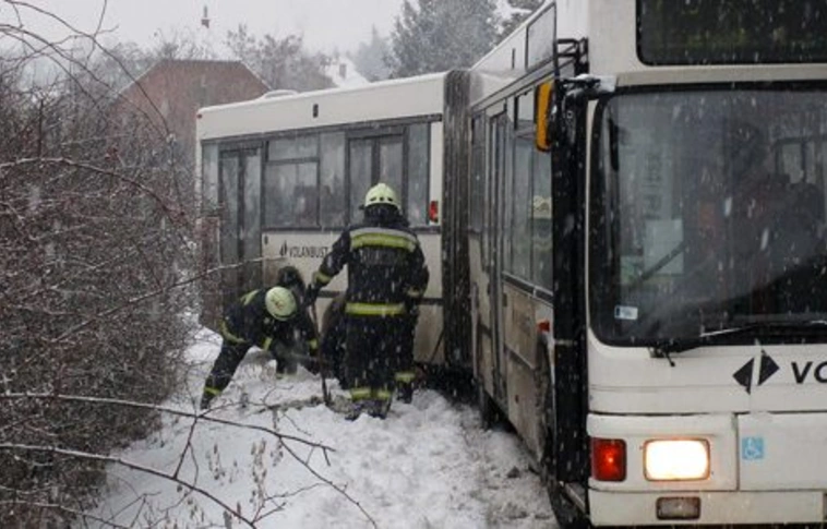 Elakadt egy autóbusz a 25-ösön Borsodnádasdnál