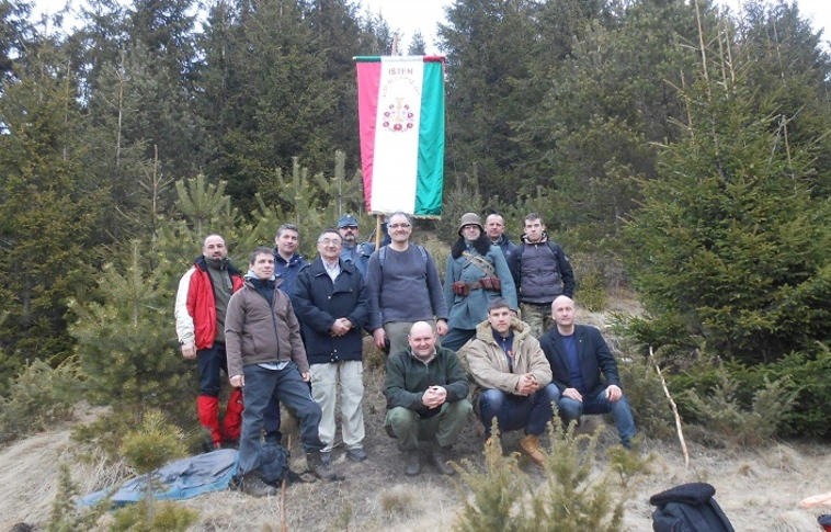 Ismét lobogott a „Máriás” zászló a Magyaros-tetőn – Miskolciak a Gyimesi-havasokban