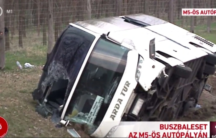 Felborult egy busz az M5-ös autópályán, többen megsérültek a balesetben