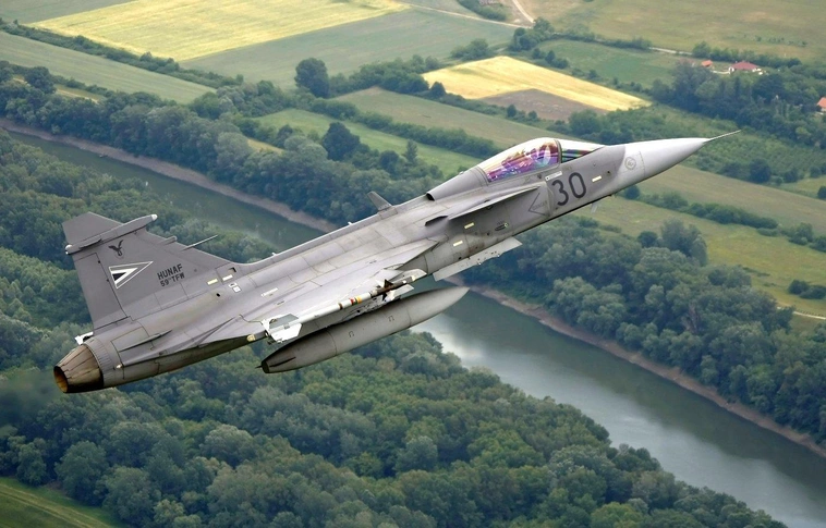 Levideózták, amint bemutató közben lezuhan egy Gripen Thaiföldön
