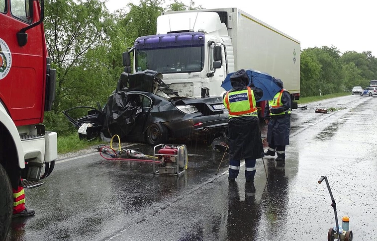 Kamion alá szorult egy személyautó, ketten meghaltak a balesetben