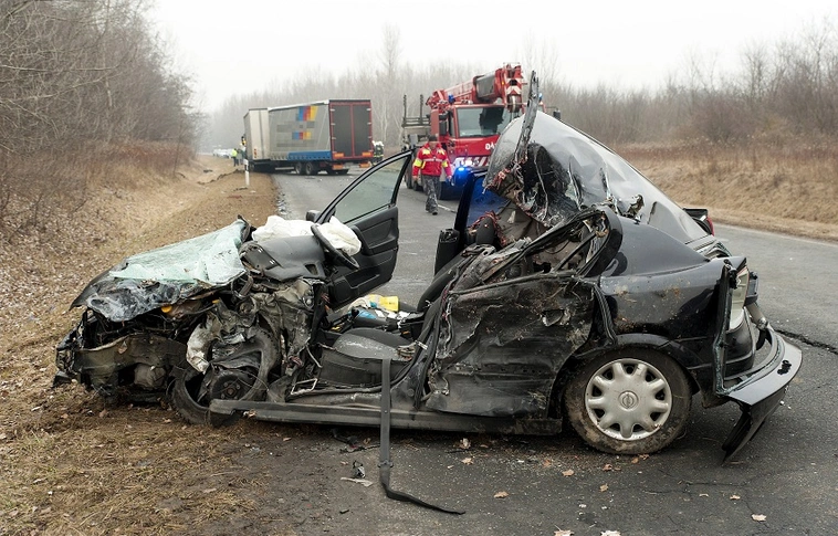A felismerhetetlenségig összetört az autó a balesetben, a sofőr meghalt