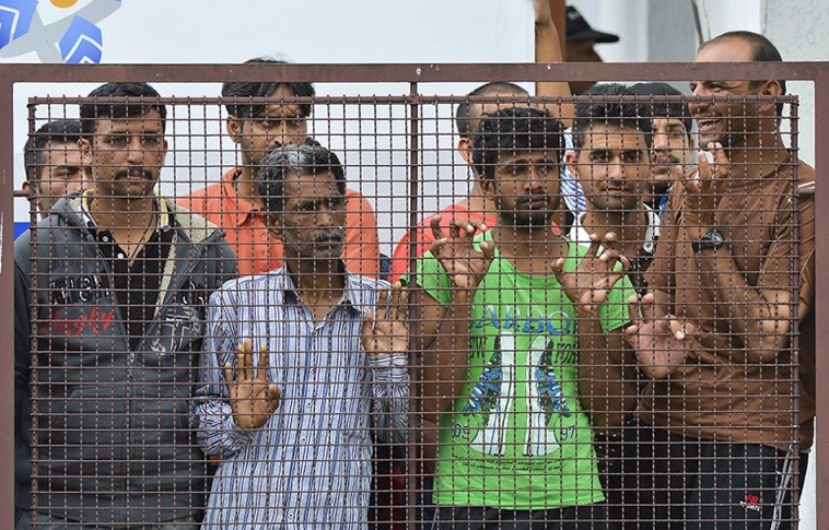 Kitörtek a migránsok Kiskunhalasról. Egy őr megsérült, két embert nagy erőkkel keresnek
