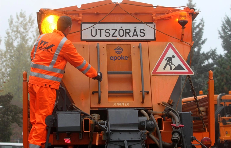 Túlórában is tisztítják a járdákat, utakat, parkolókat