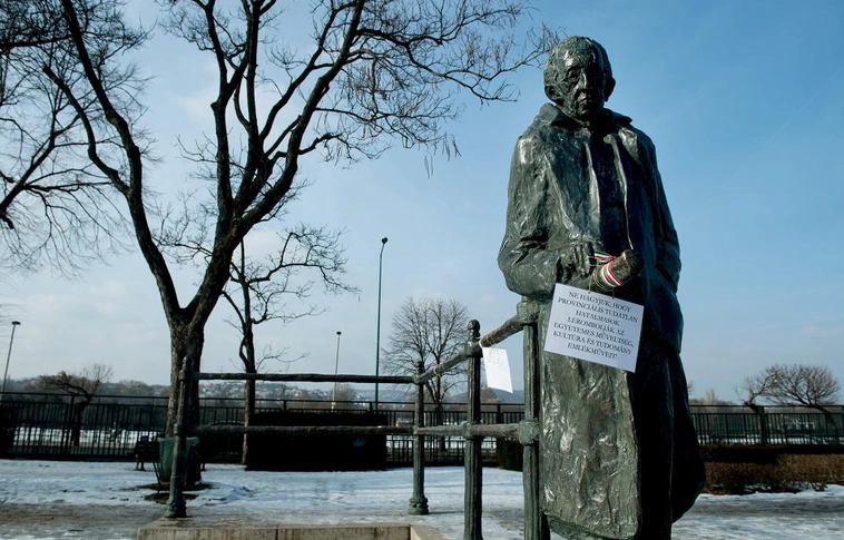 Lebontják Lukács György szobrát a Szent István parkban