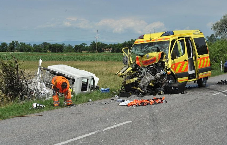 Mentőautó és kisteherautó ütközött – egy kismama is megsérült